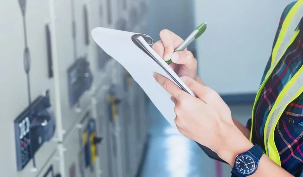 Técnico completando el checklist de revisión de una instalación eléctrica en Tenerife