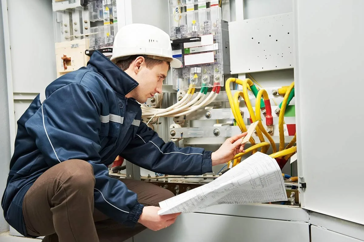 Instalador autorizado revisando una instalación para emitir el boletín eléctrico en Tenerife