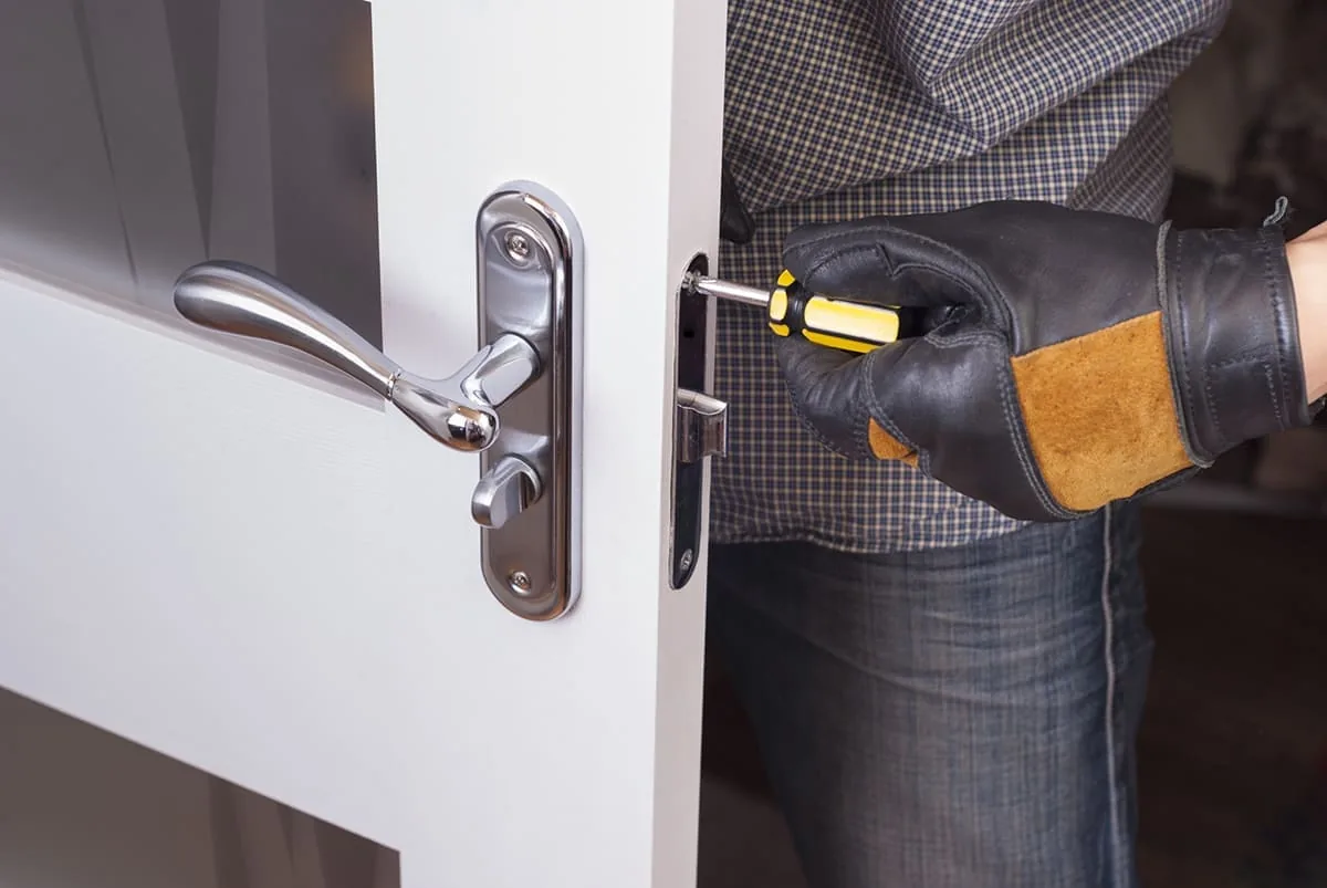 Cerrajero de urgencia trabajando en una puerta de noche en Las Palmas