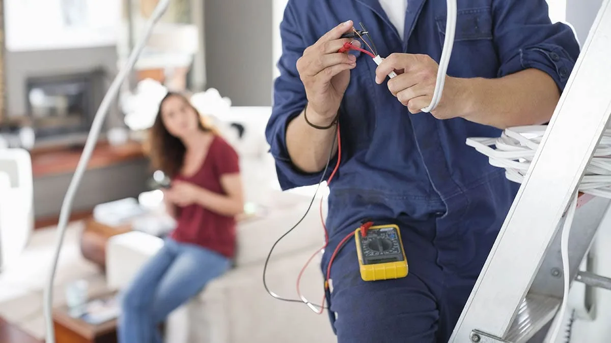 Electricista urgente atendiendo una avería eléctrica en una vivienda de Tenerife