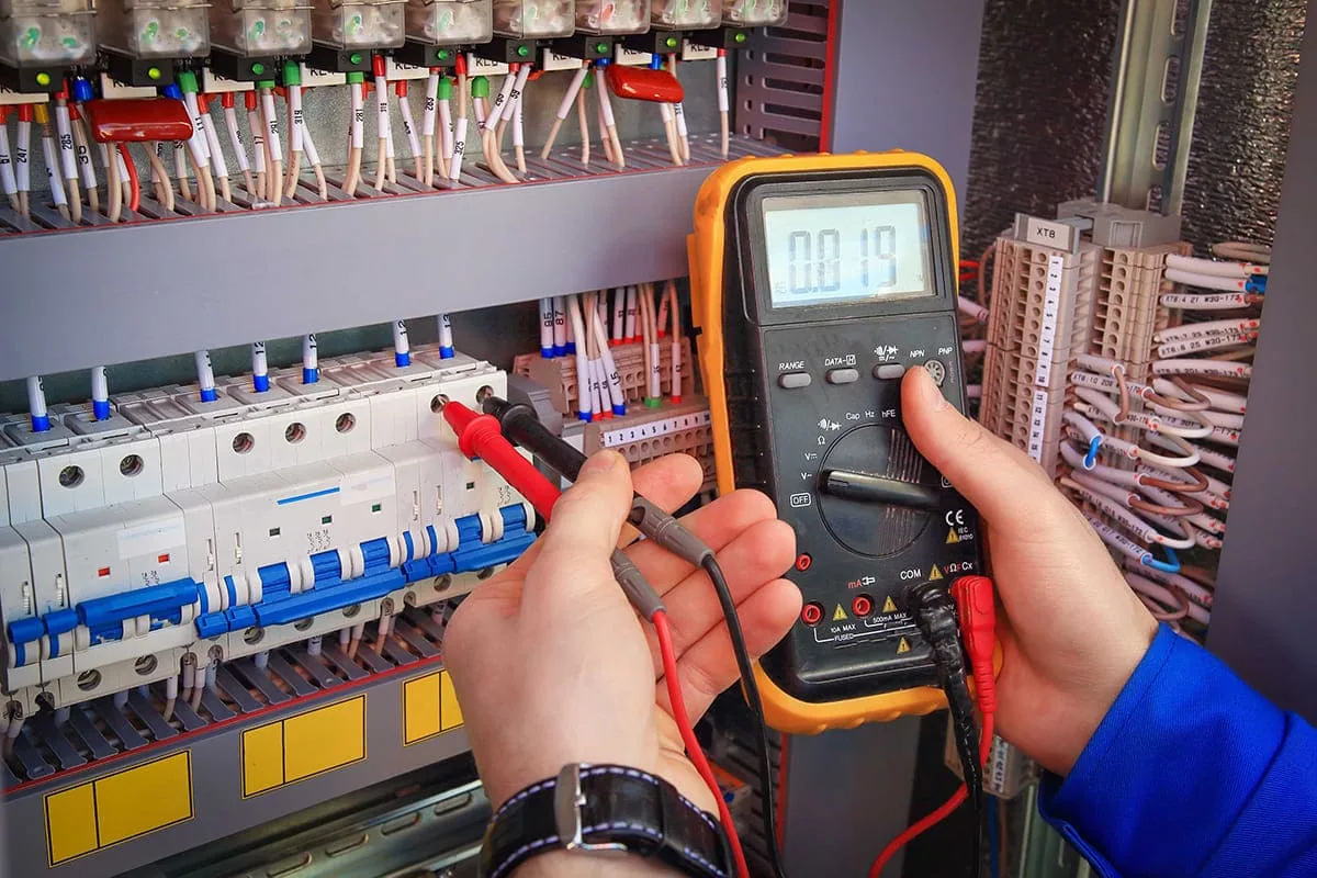 Electricista midiendo tensión con multímetro en un cuadro eléctrico en Tenerife