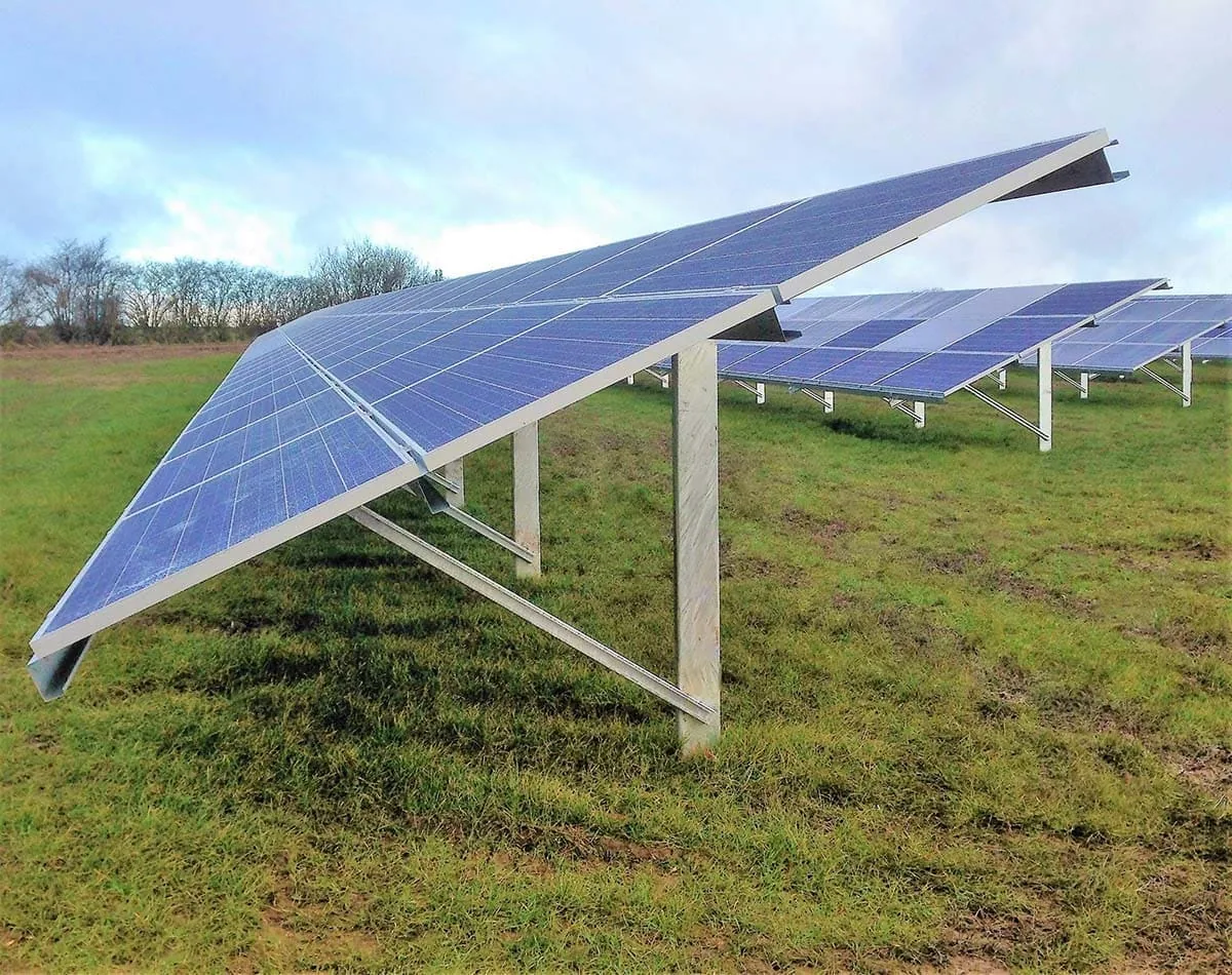 Estructura de paneles solares montada sobre suelo en una parcela en Tenerife