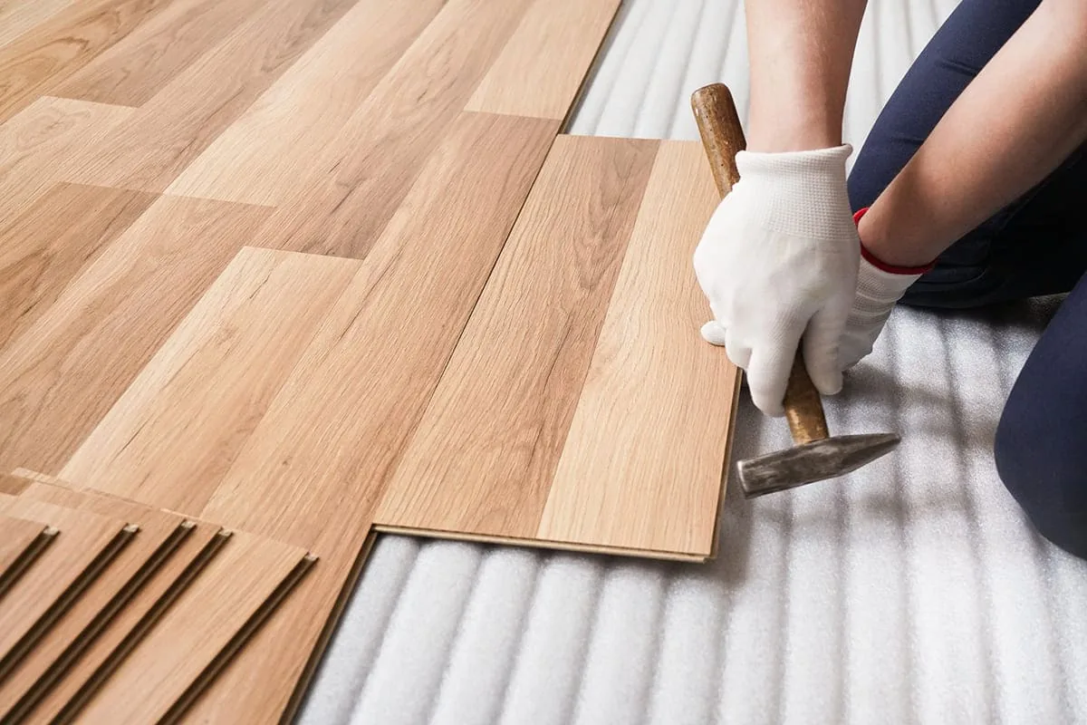 Colocación de suelo laminado sobre lámina aislante en una reforma de vivienda en Las Palmas