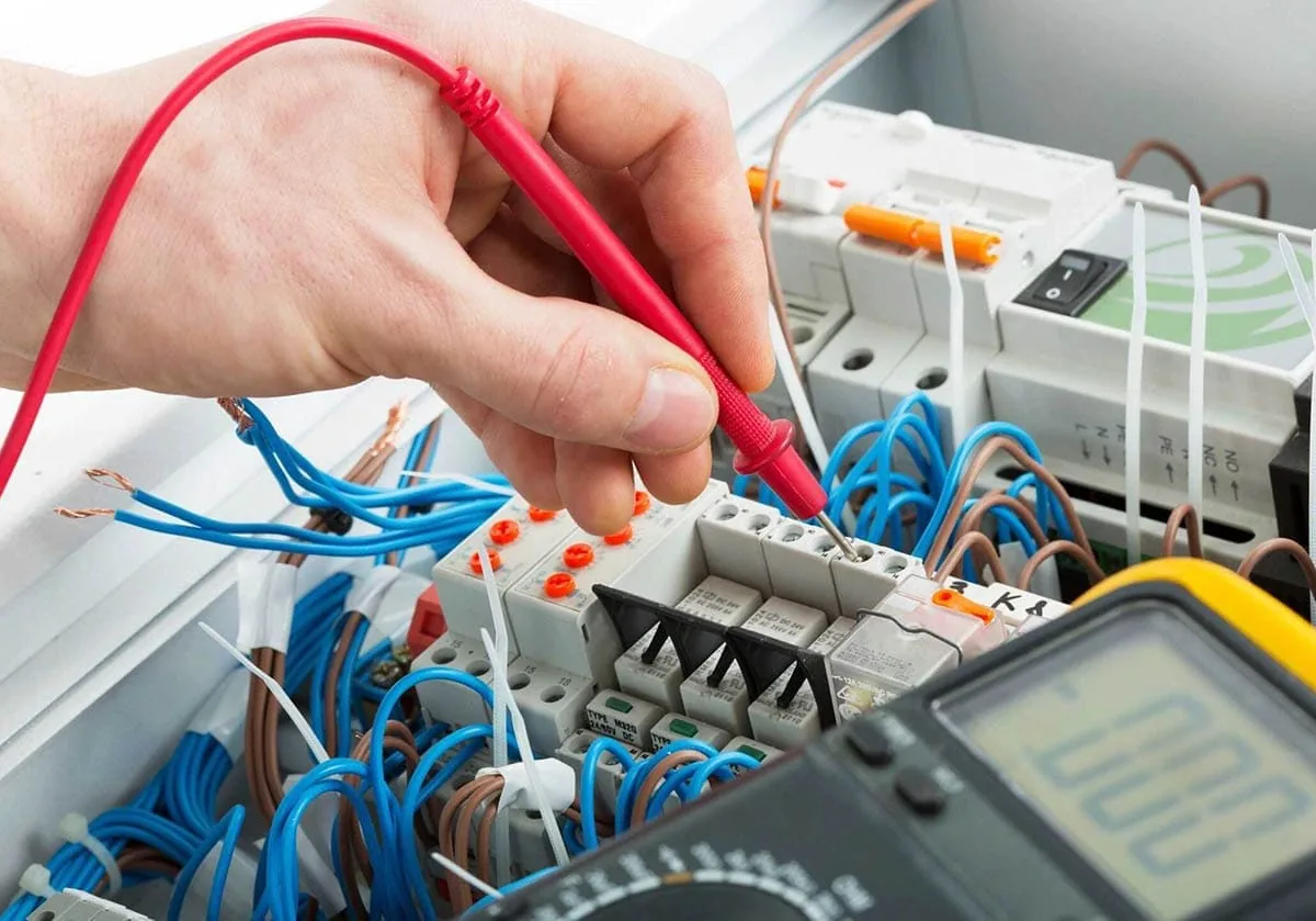 Reparación de conexiones y regletas en un cuadro eléctrico en Tenerife