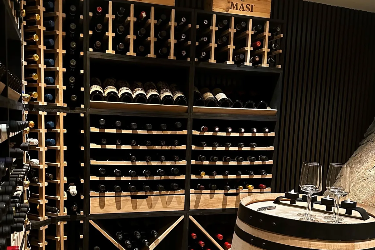 Botellas tumbadas en una vinoteca doméstica en Gran Canaria
