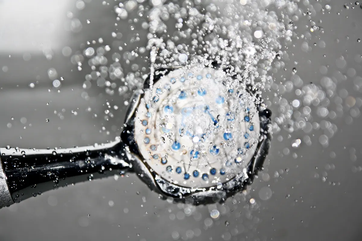 Alcachofa de ducha dejando caer gotas de agua