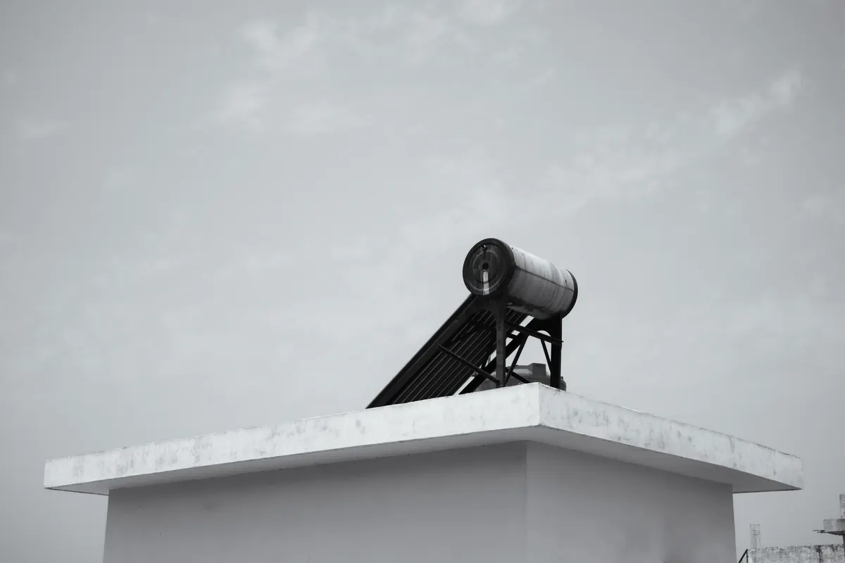 Calentador solar de agua en un tejado contra un cielo despejado