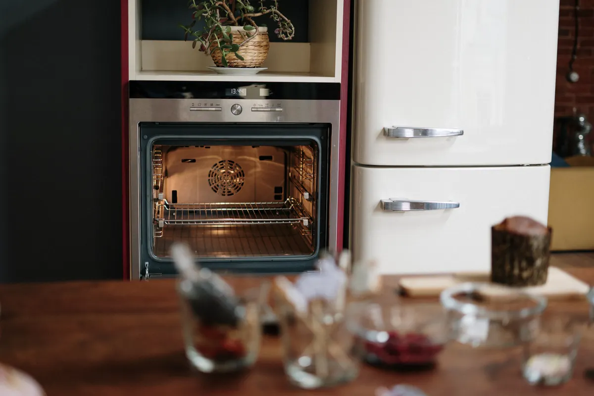 Cocina acogedora con el horno abierto y una mesa de madera