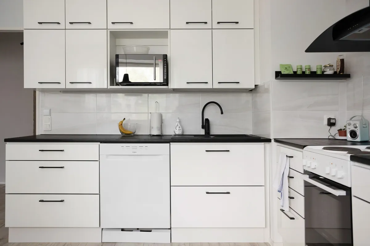 Cocina blanca moderna con electrodomésticos y un diseño interior contemporáneo