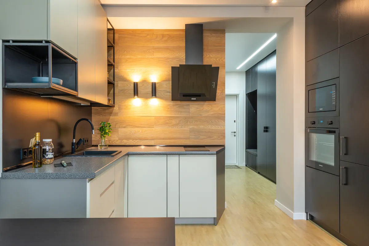 Cocina contemporánea con encimera, estantes, microondas, horno y campana extractora