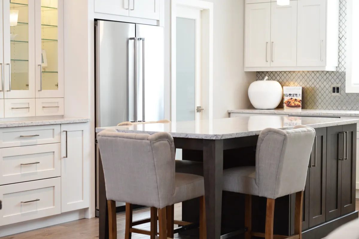 Cocina de diseño moderno con isla y asientos elegantes