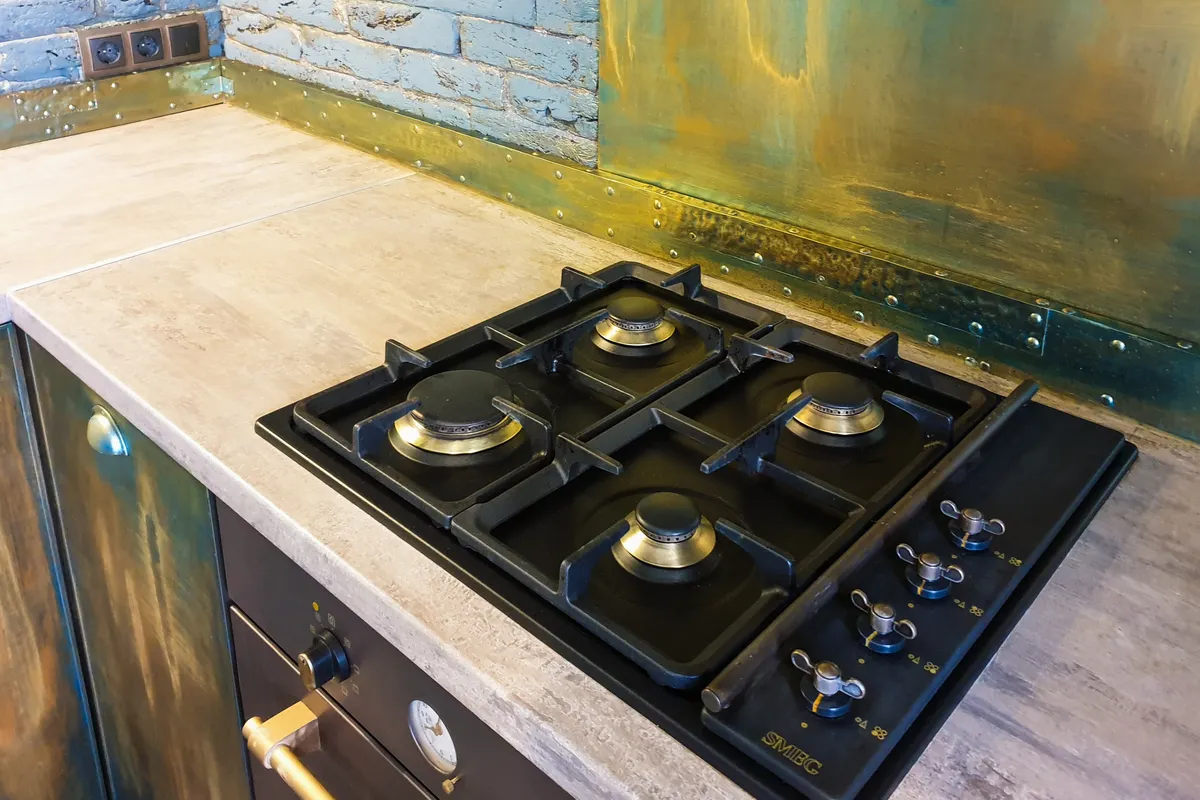 Cocina de gas moderna sobre una encimera de estilo rústico industrial