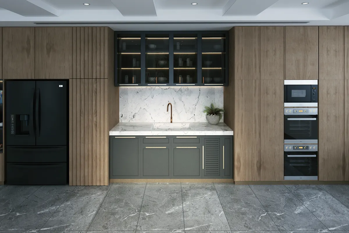Cocina de madera con frigorífico negro y columna de hornos empotrados