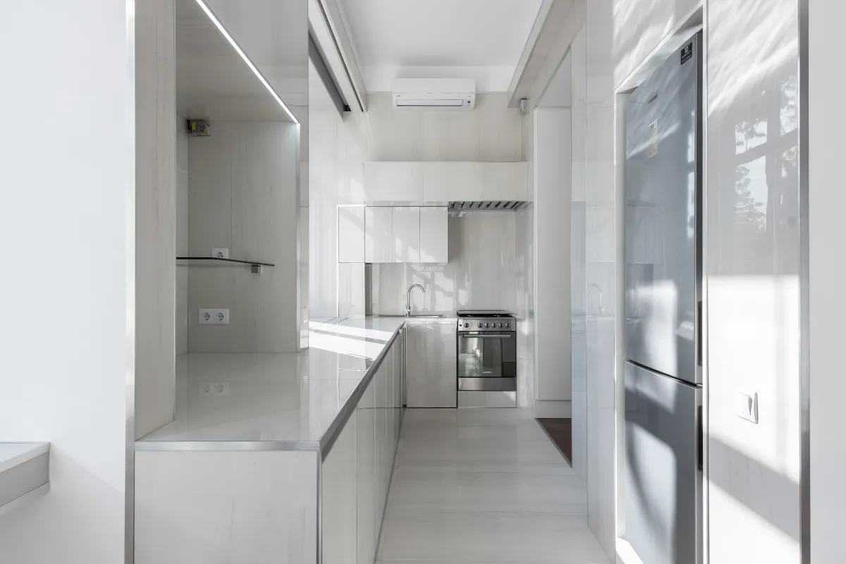 Cocina luminosa de diseño minimalista con electrodomésticos integrados