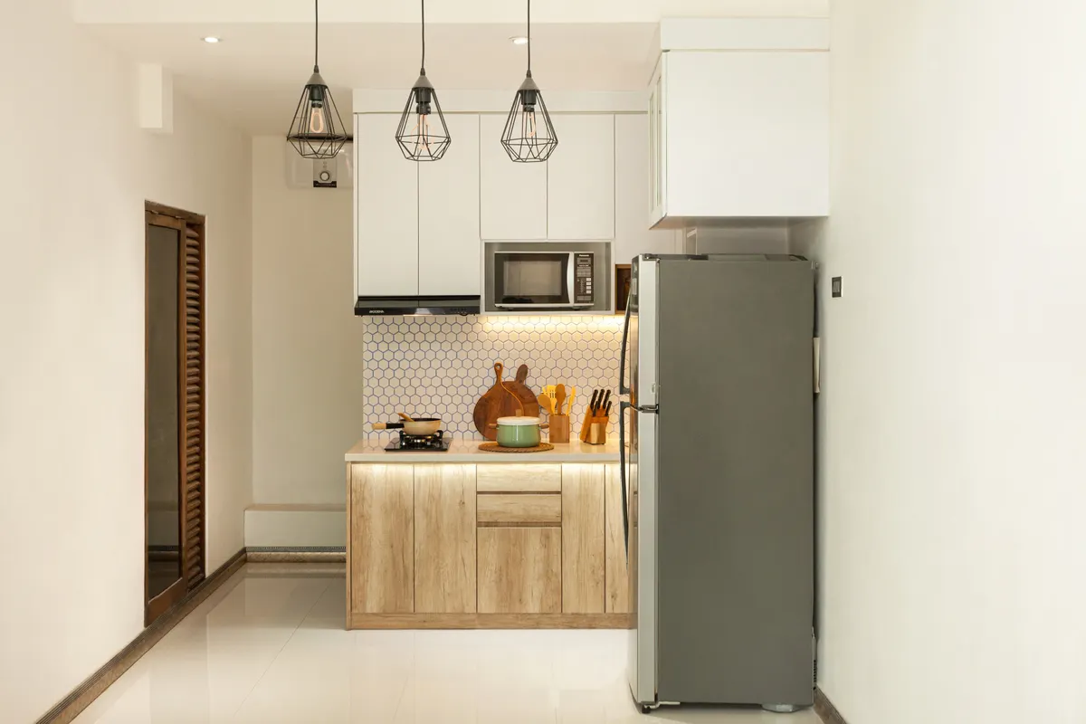 Cocina minimalista con muebles de madera y electrodomésticos de líneas limpias