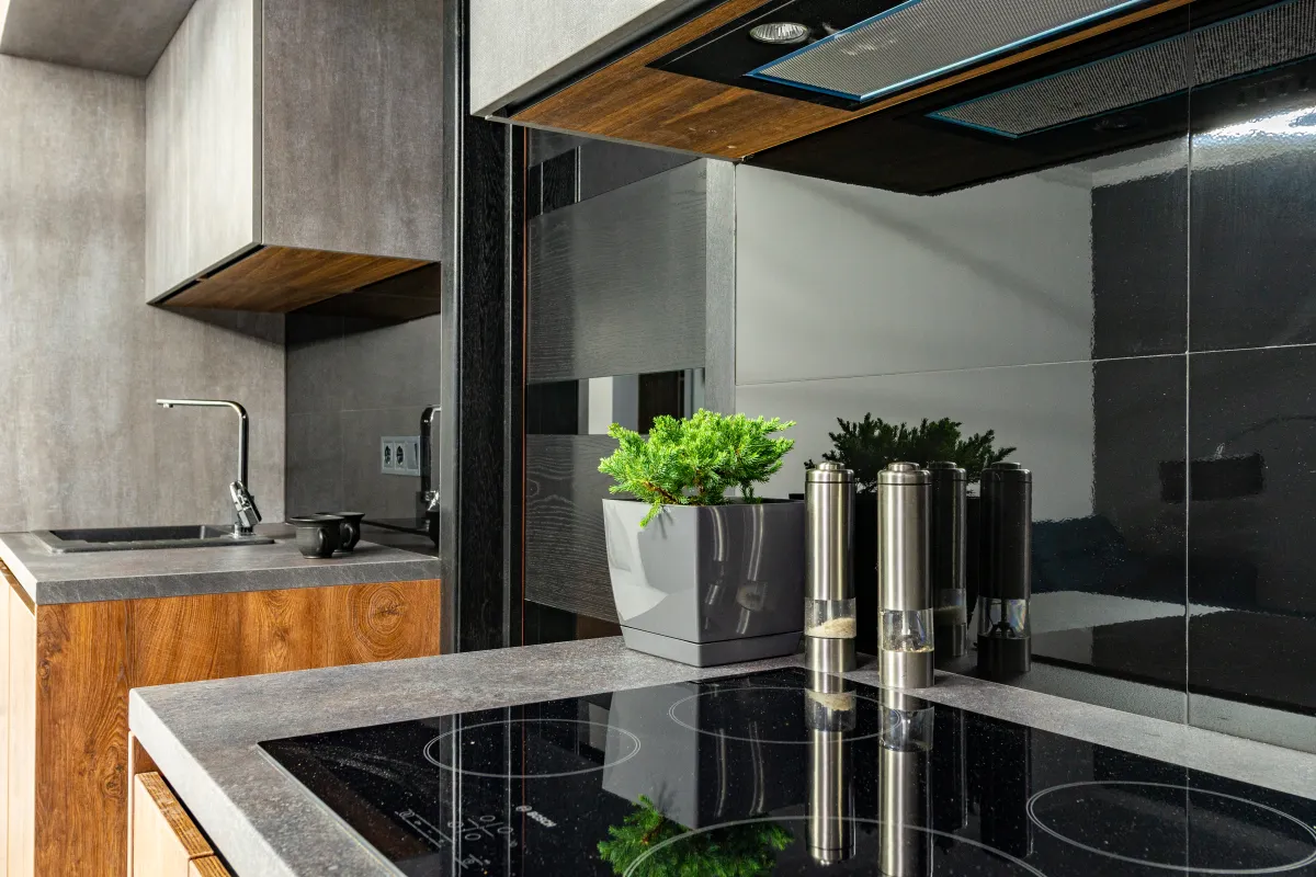 Cocina minimalista con una placa de inducción y detalles de acero inoxidable