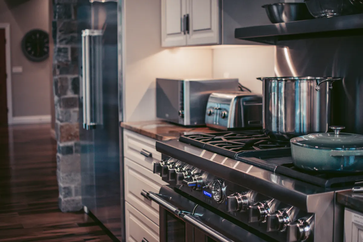 Cocina moderna con electrodomésticos de acero inoxidable y decoración elegante