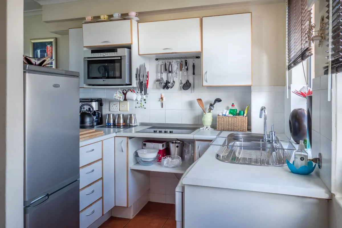 Cocina sofisticada con electrodomésticos modernos y detalles de madera