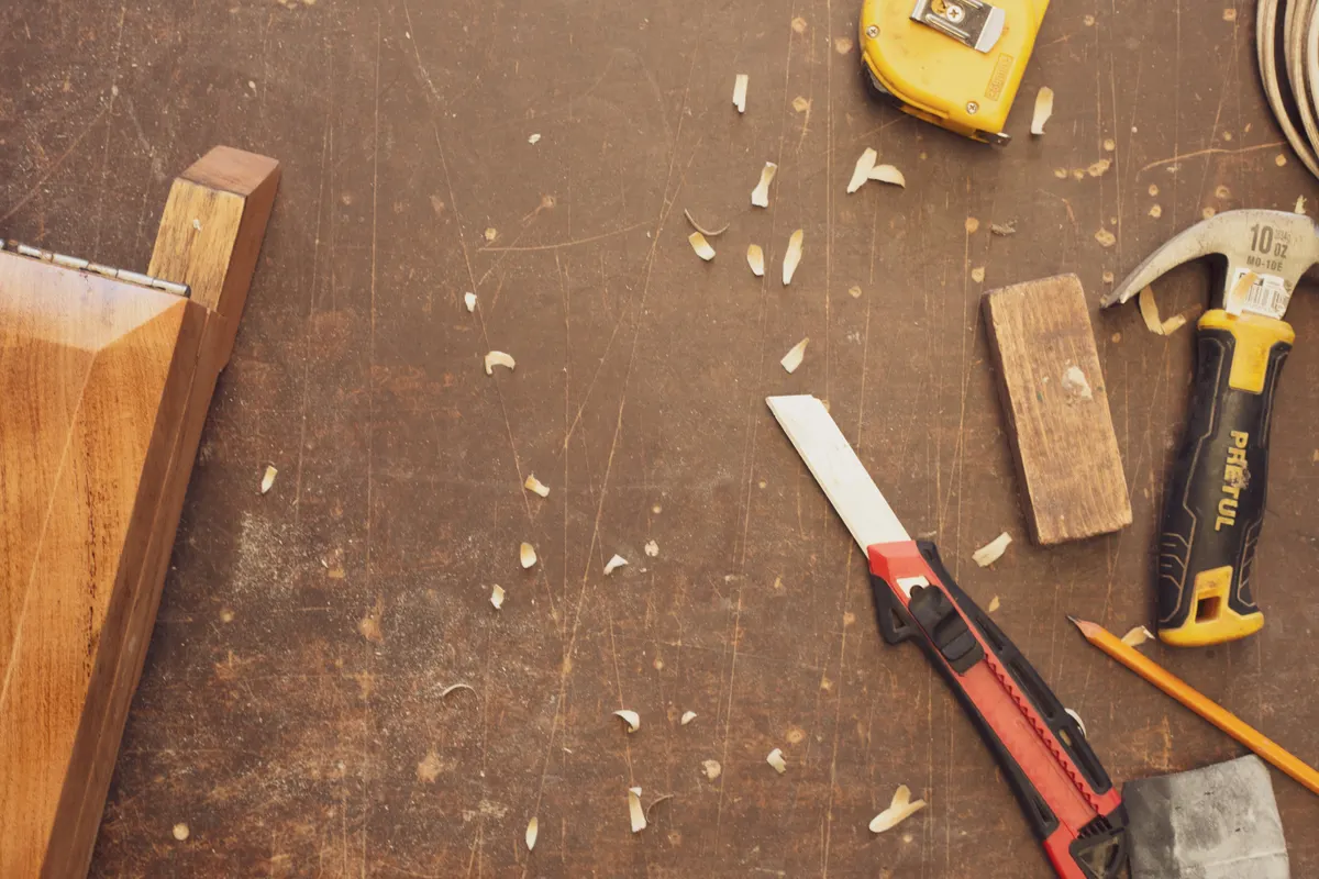 Colección de herramientas para trabajar la madera sobre un banco rústico