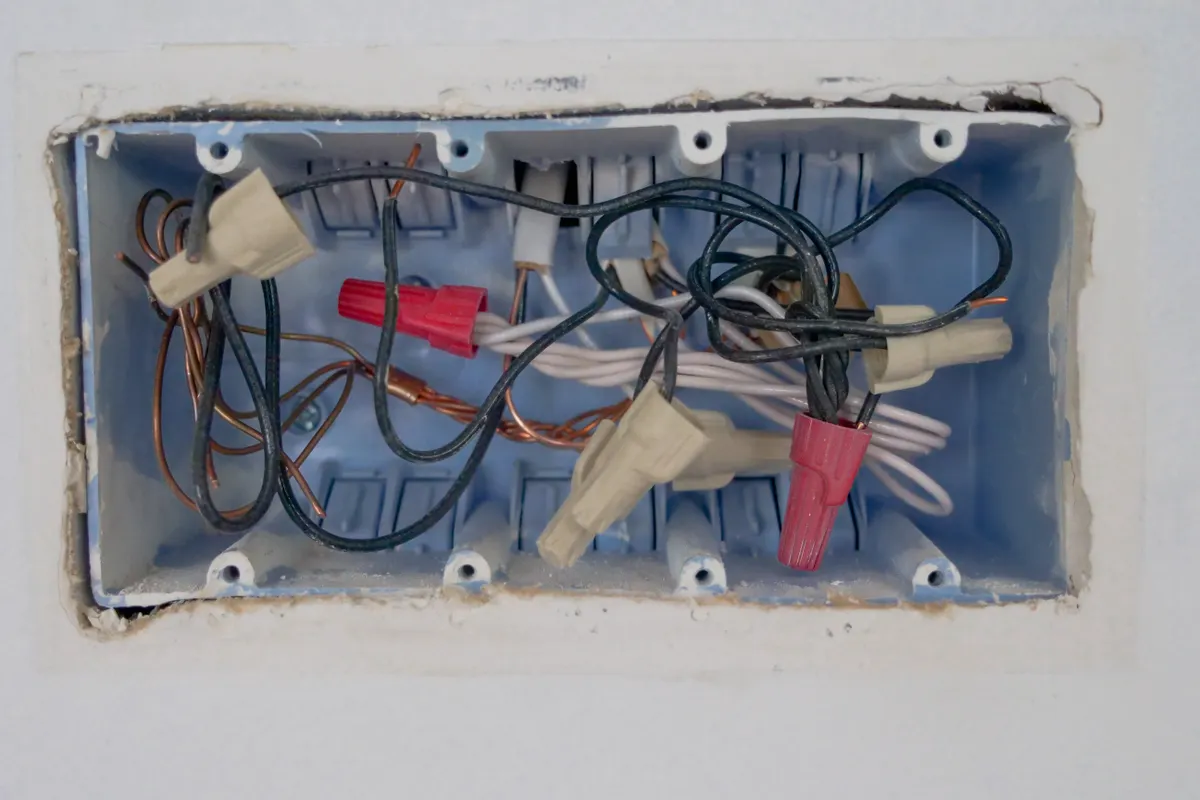 Cuadro eléctrico abierto con los cables y conectores visibles