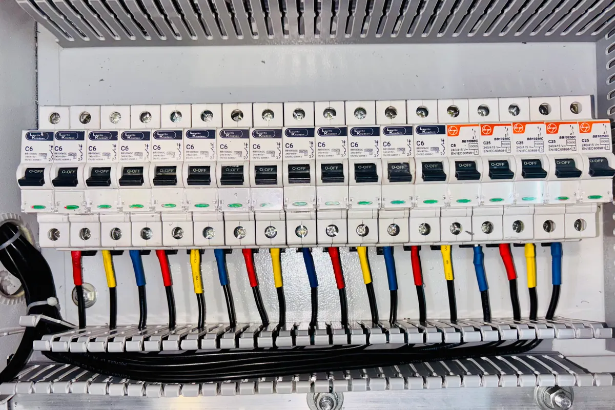 Cuadro eléctrico ordenado con cableado identificado por colores