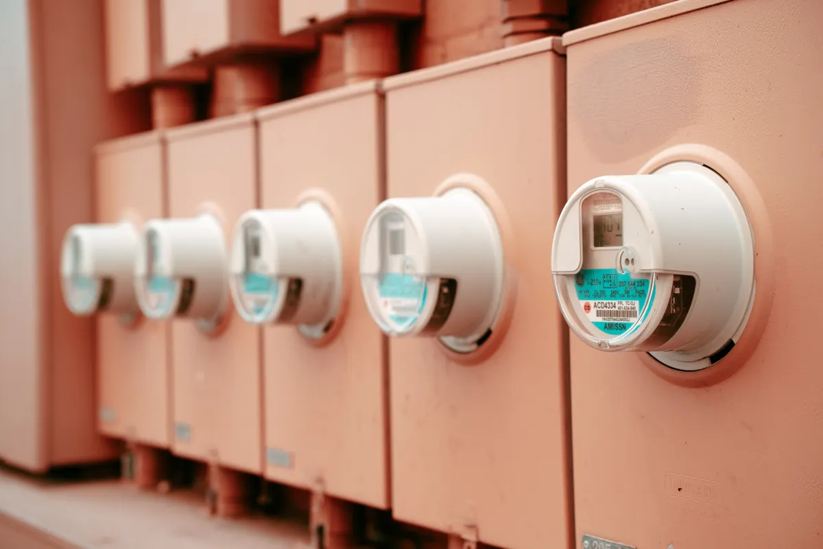 Fila de contadores eléctricos industriales en primer plano