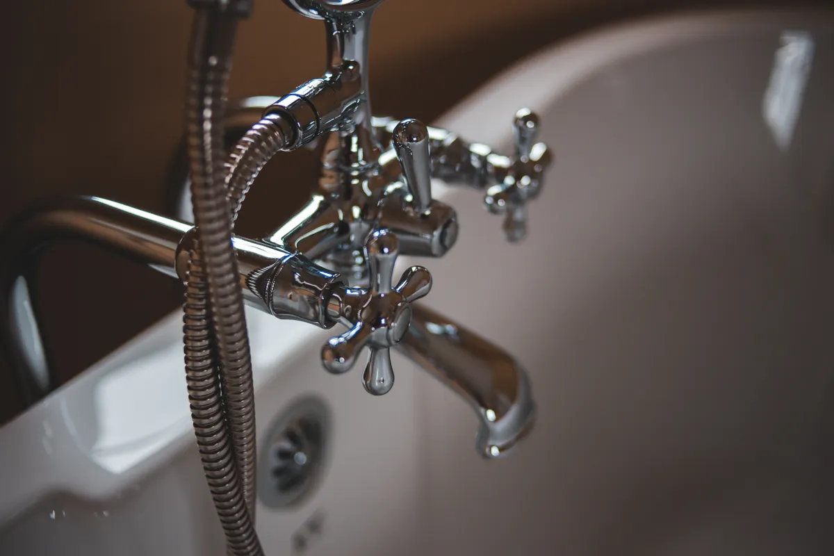 Grifo cromado y reluciente en un cuarto de baño moderno