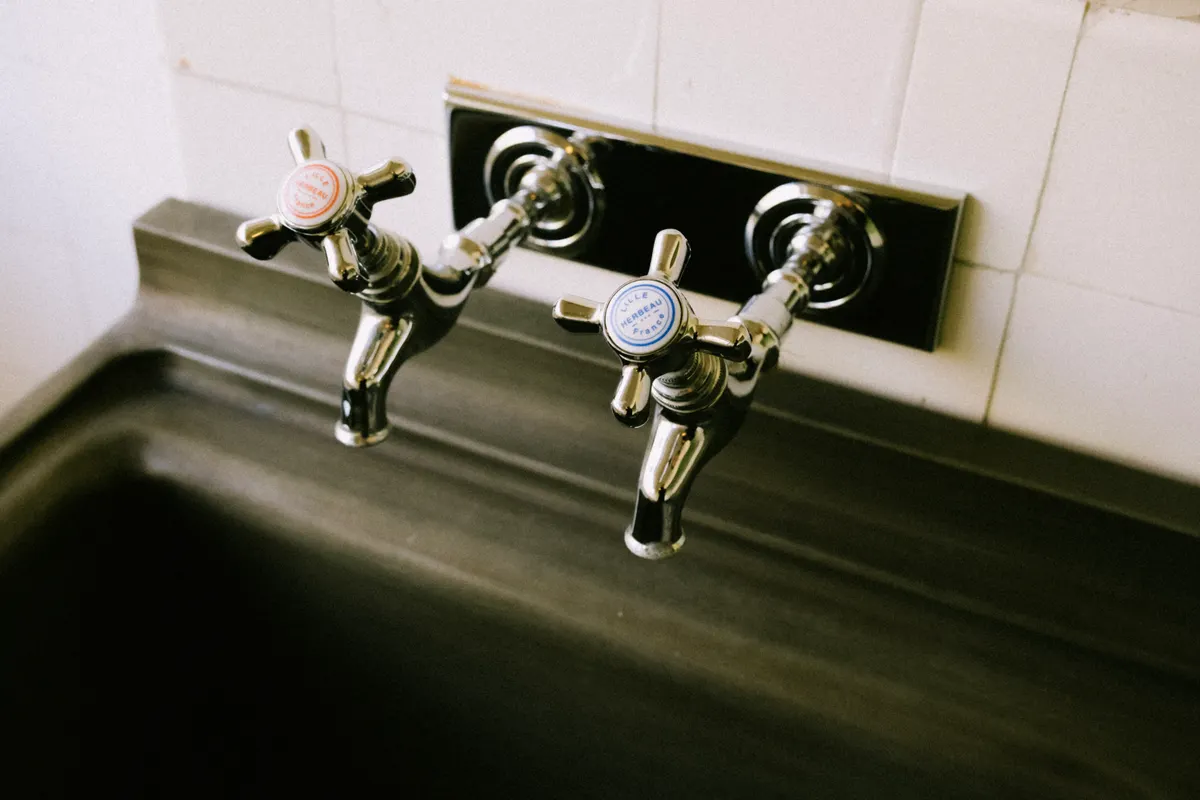 Grifos cromados de fregadero con indicación de agua fría y caliente