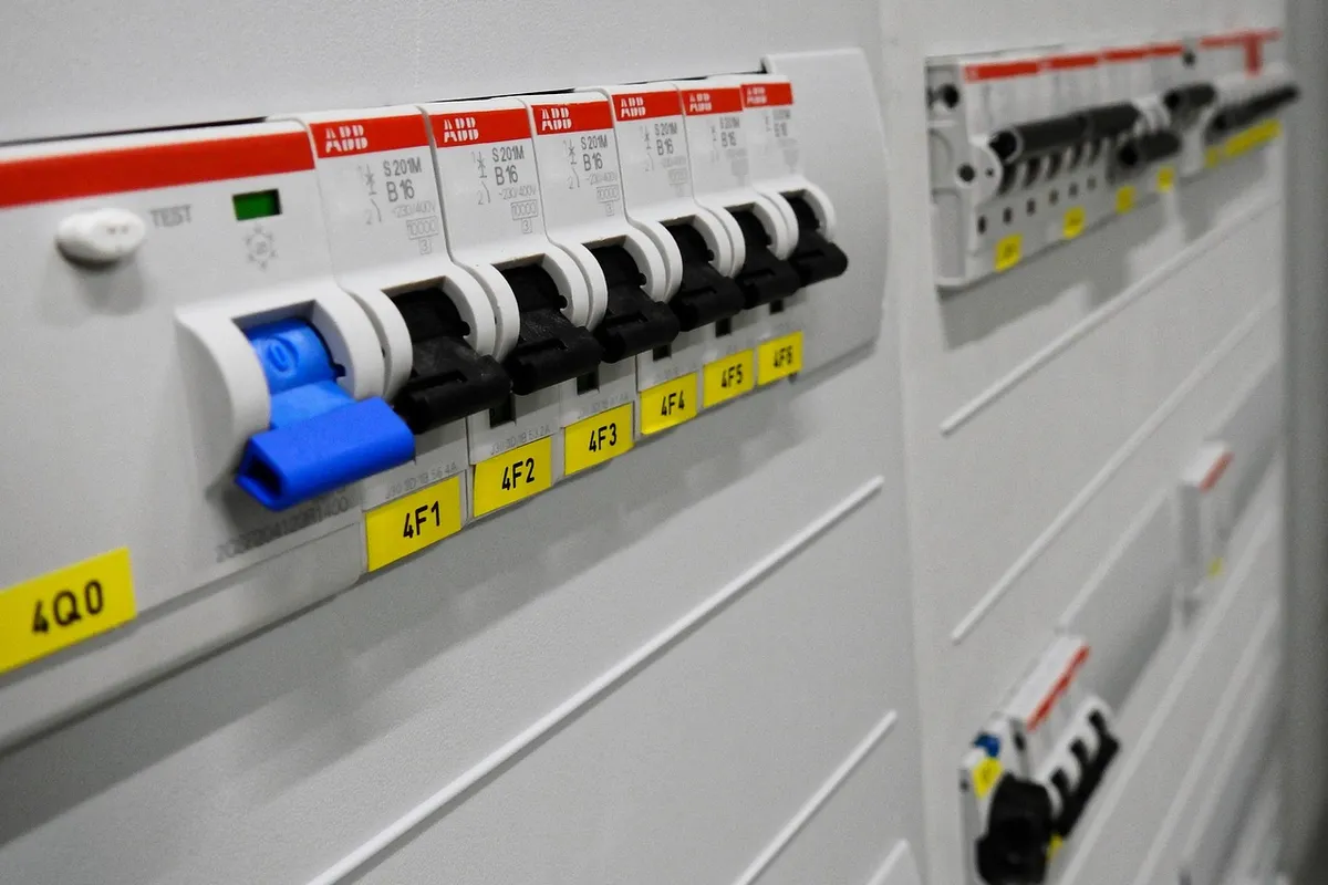 Interruptores automáticos y diferencial etiquetados en un cuadro eléctrico