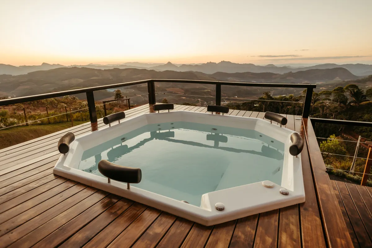 Jacuzzi al aire libre con vistas a las montañas durante el atardecer