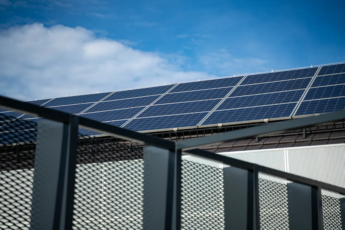 Paneles solares modernos en una cubierta recortados contra un cielo azul despejado