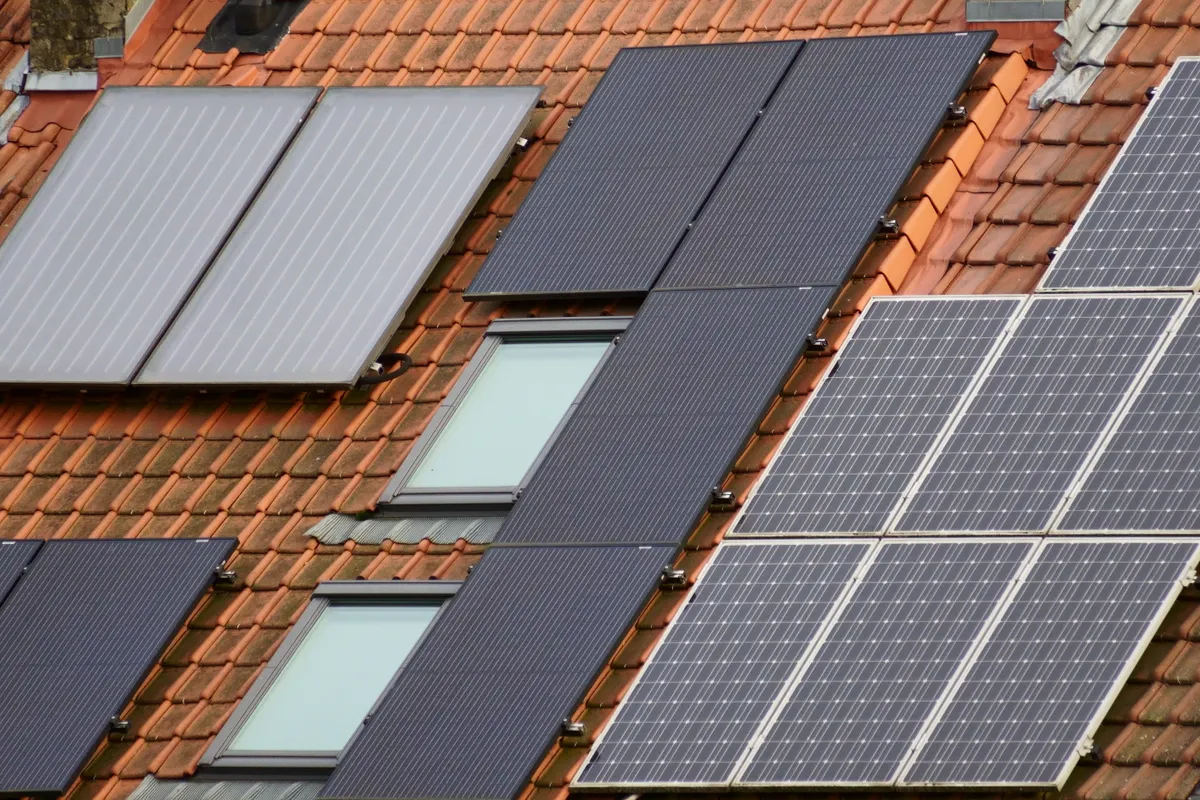 Primer plano de placas solares instaladas en un tejado de tejas