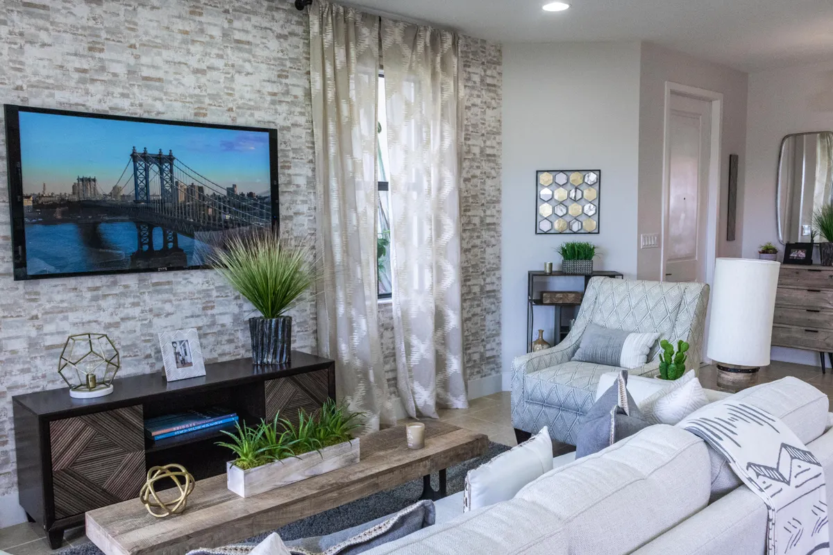 Salón contemporáneo con sofá cómodo, sillones y televisor de pantalla plana