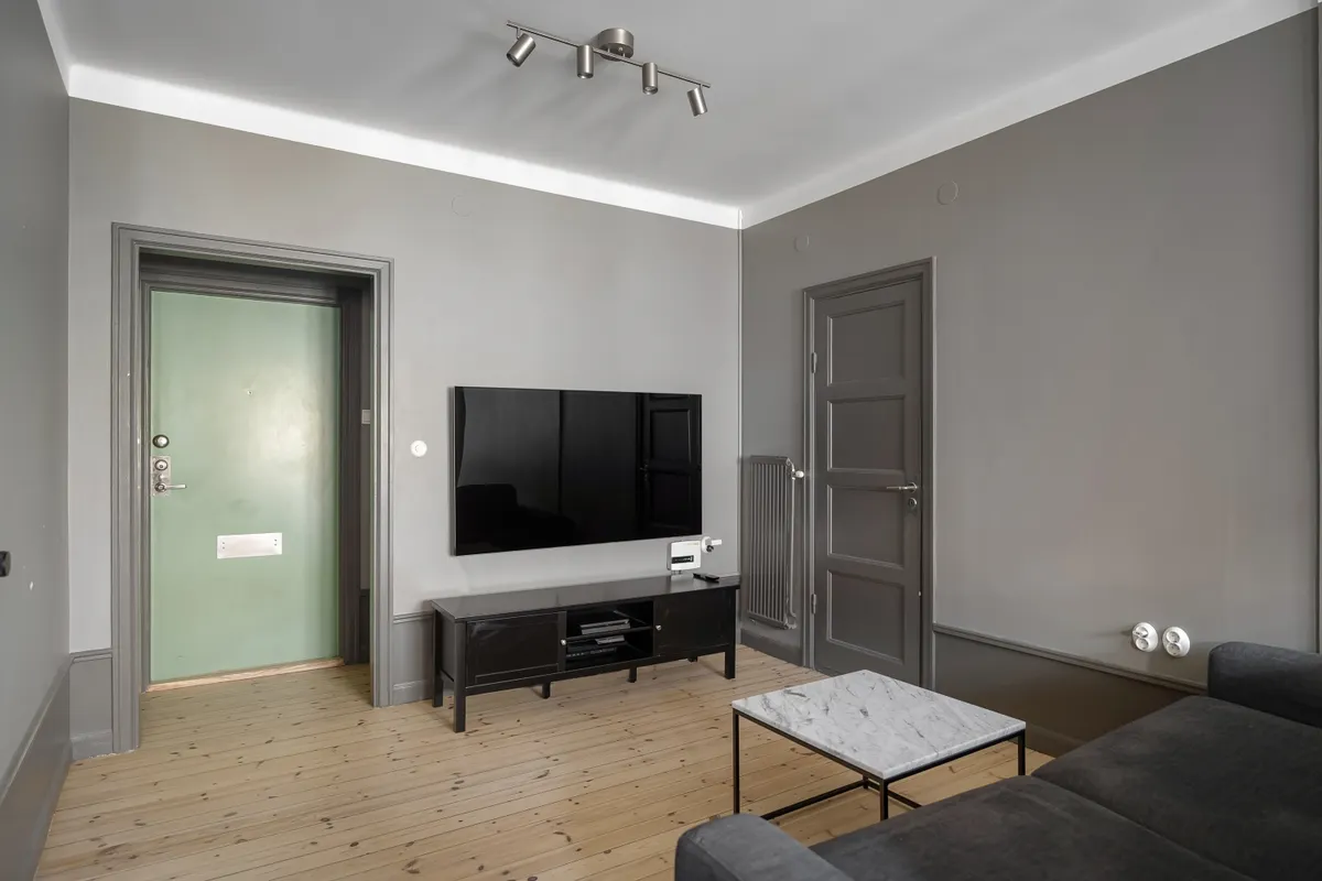 Salón minimalista con muebles modernos y un televisor de pantalla plana