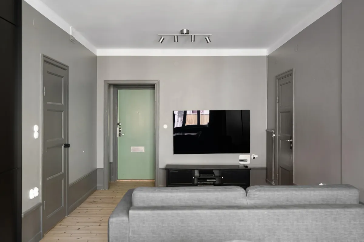 Salón moderno de diseño minimalista con el televisor montado en la pared