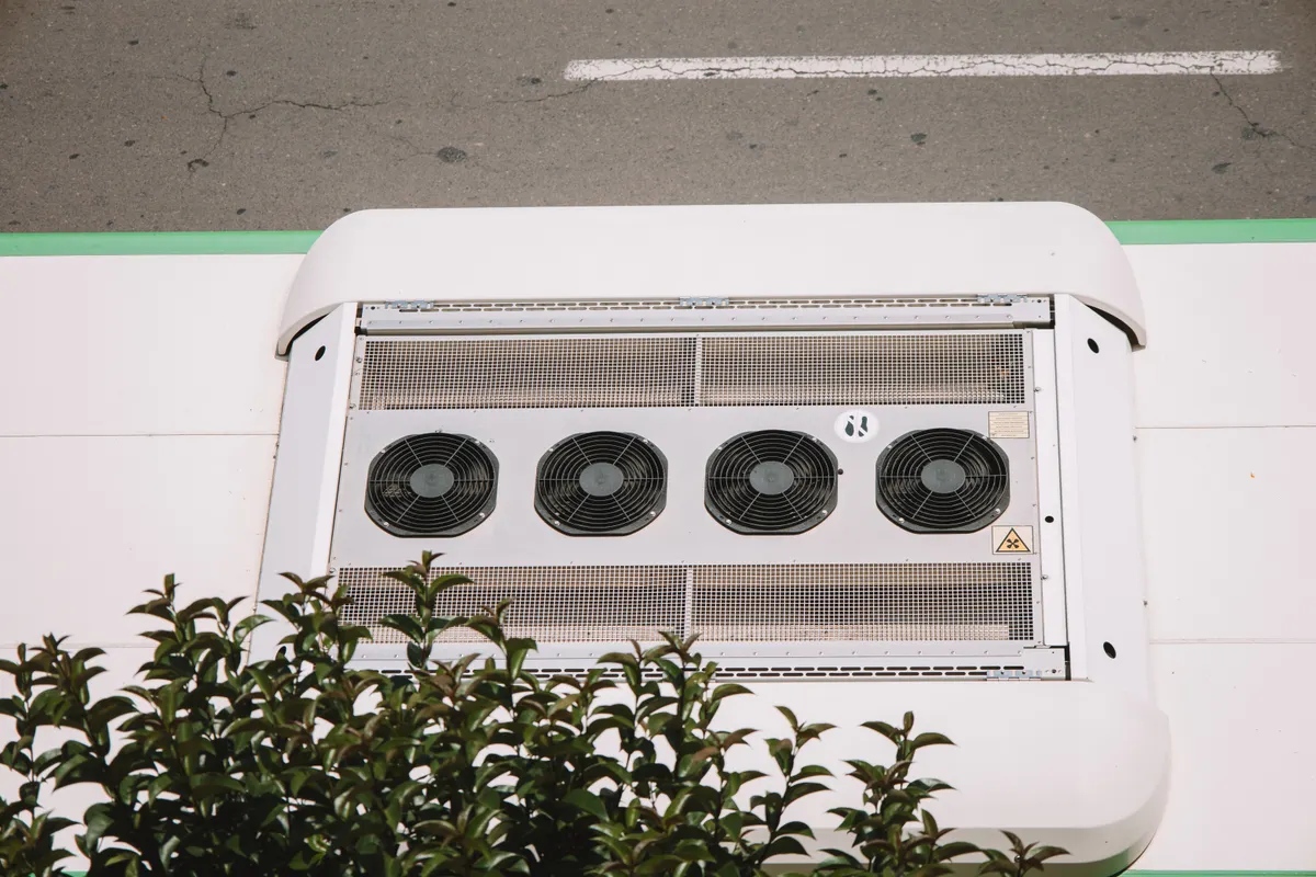 Unidad condensadora de cuatro ventiladores instalada en una azotea