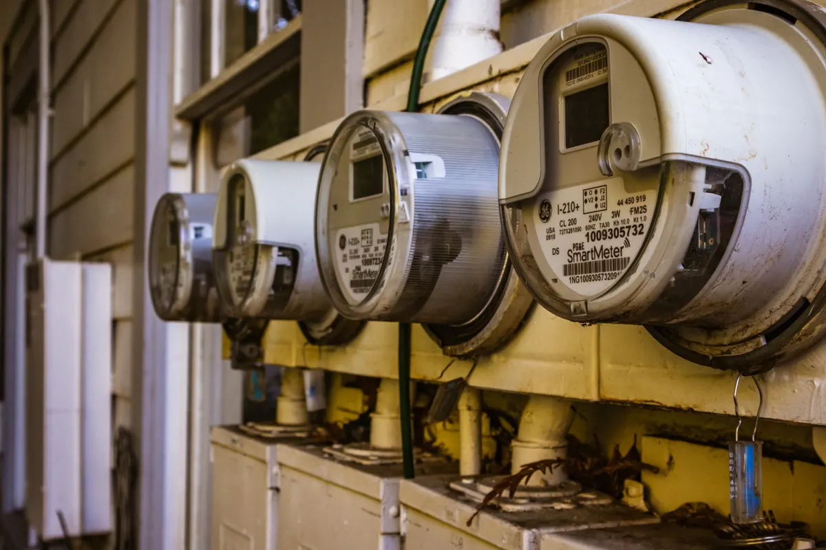 Varios contadores eléctricos inteligentes instalados en la fachada de una vivienda