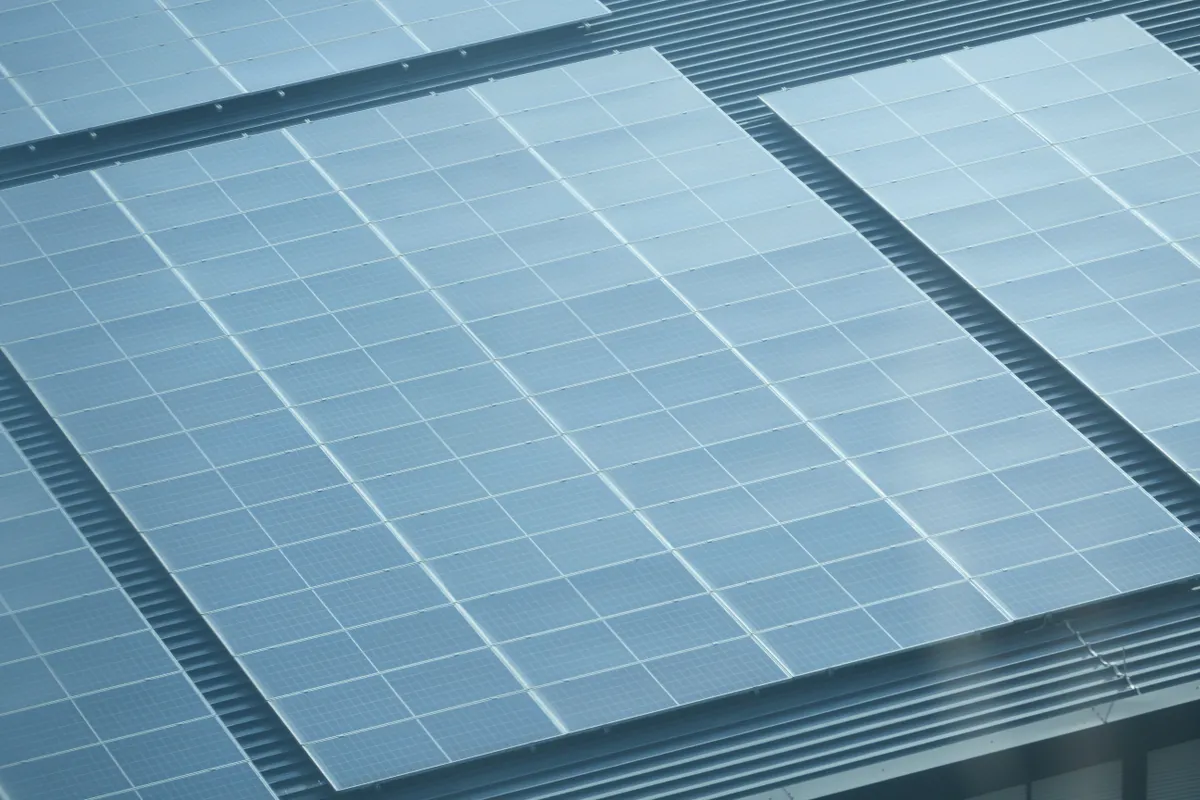 Vista detallada de placas solares instaladas en la cubierta de un edificio